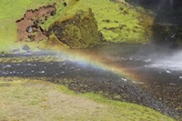 Regenbogen im Sprühnebel des Wasserfalls